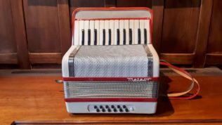 Meteor - 25key/12 Bass Piano Accordion - (Used)