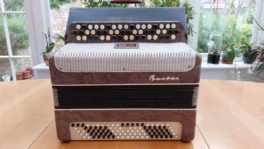 Vostok  - 52 button keys/120 Bass C-Griff Accordion