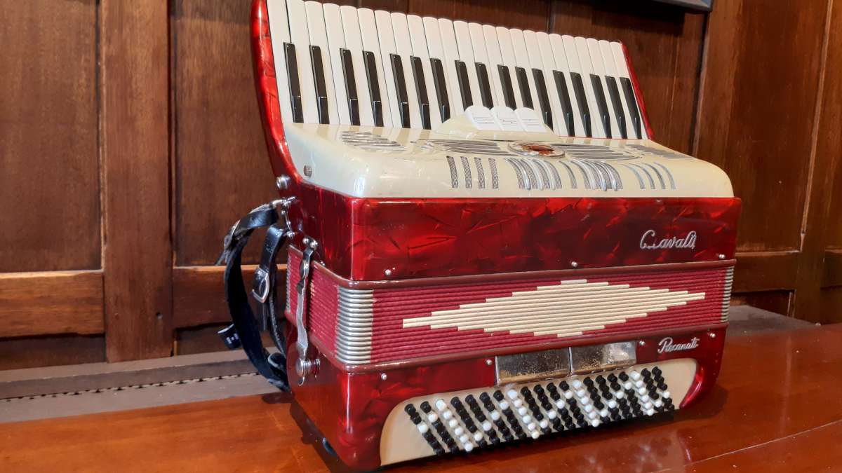 G.Cavalli 41 key 120 bass ladies model accordion in Red and Cream