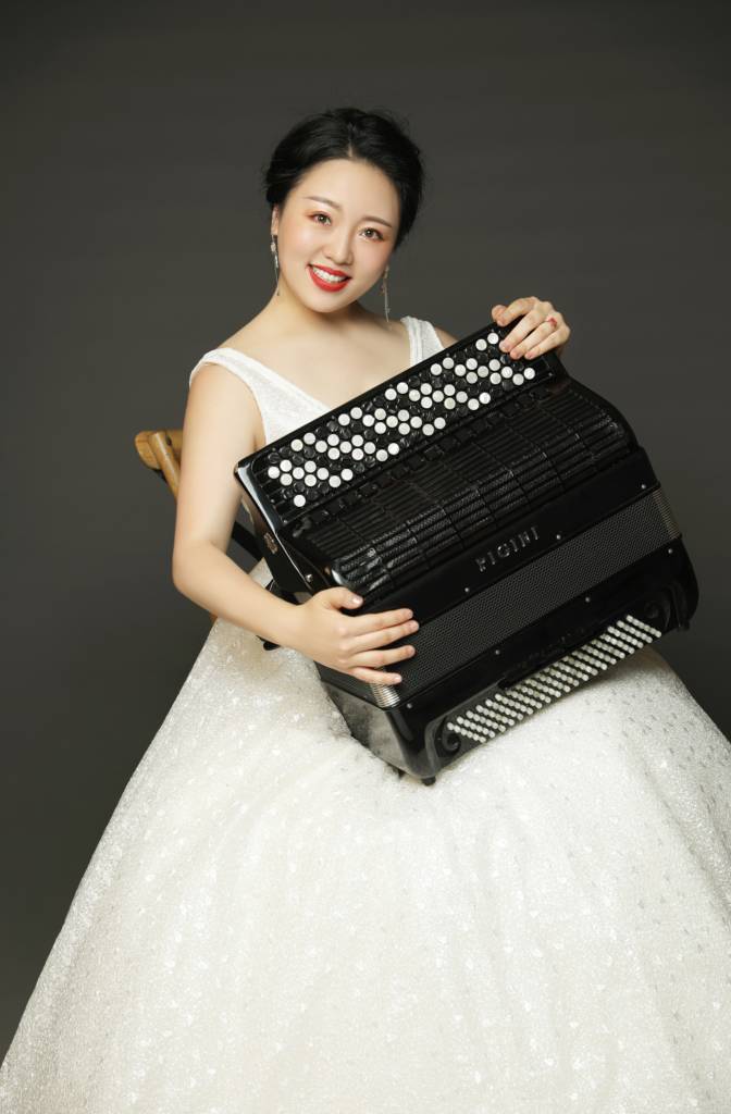 Mingyuan Ruan playing accordion