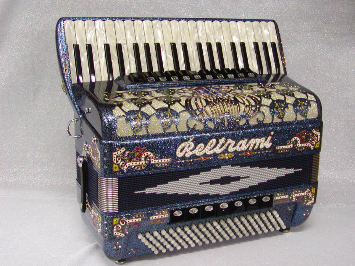 A full-sized model with 4 sets of good quality treble reeds. Available in a full range of colours. Model shown in Grey-Blue with "Olanda" [Dutch-style] décor.